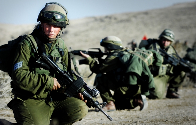 В секторе Газа палестинцы и израильские военные обстреляли друг друга
