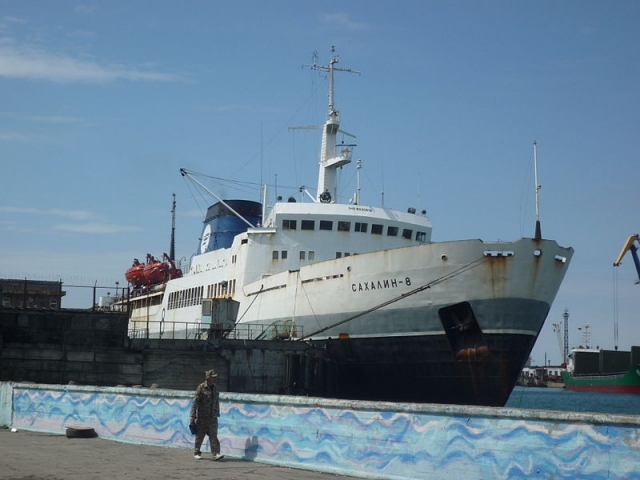 Паром «Сахалин-8» стоит на причале порта 