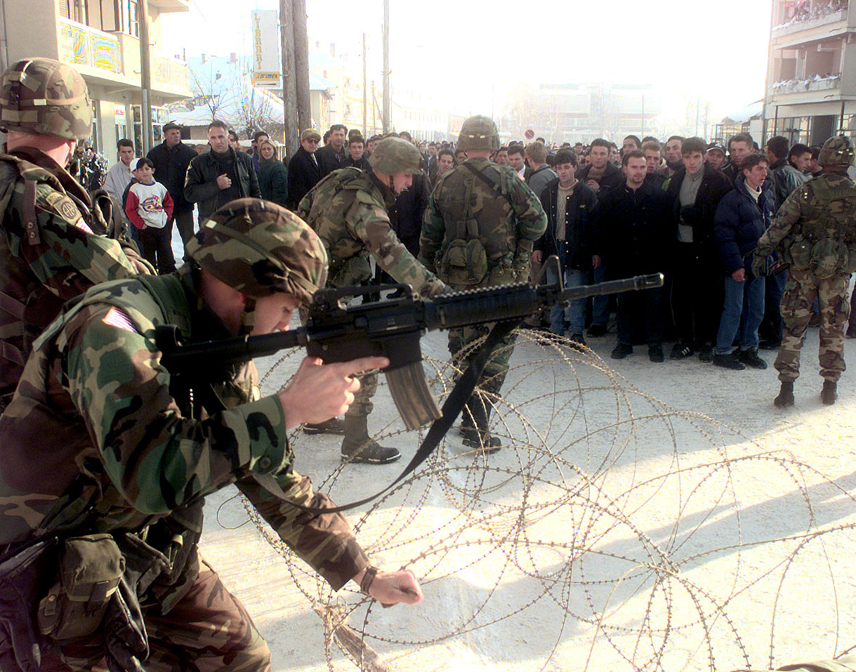 Американские солдаты поддерживают контроль над протестующими. Витина. Косово. 2000
