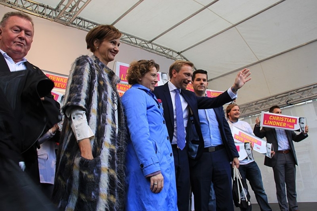 Избирательная кампания FDP. Кристиан Линднер машет рукой 