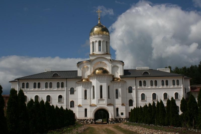 В Ярославской области монастырь загрязняет реку нечистотами