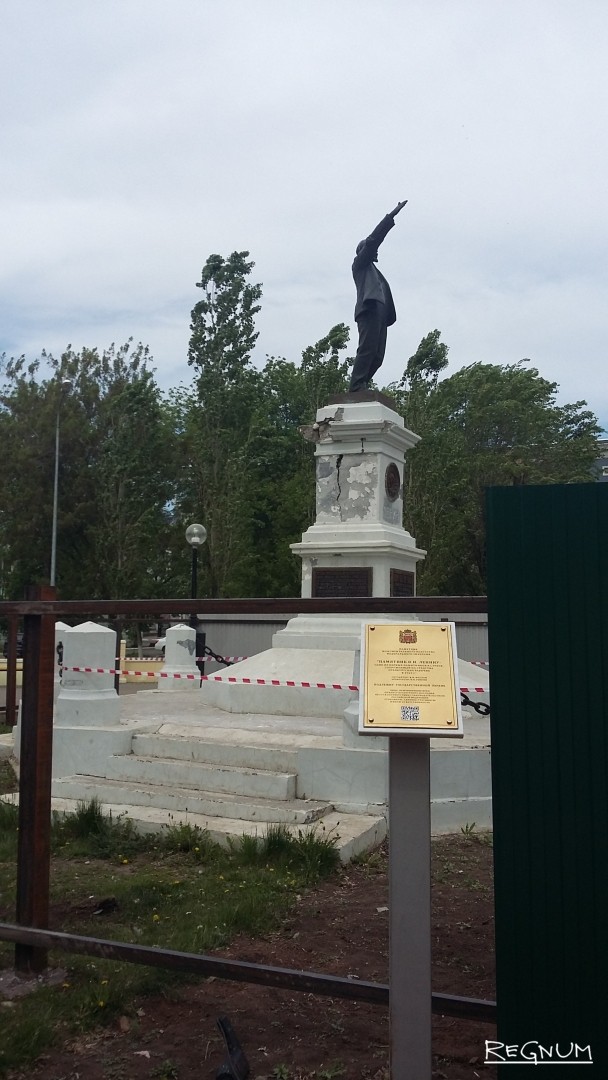 Открытый в 1925 году памятник В.И.Ленину демонтируют для ремонта постамента