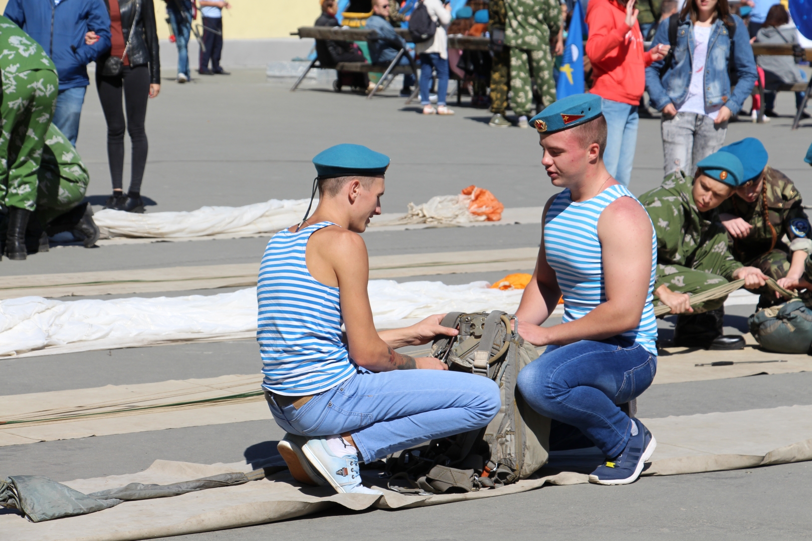 Поза думающего десантника фото