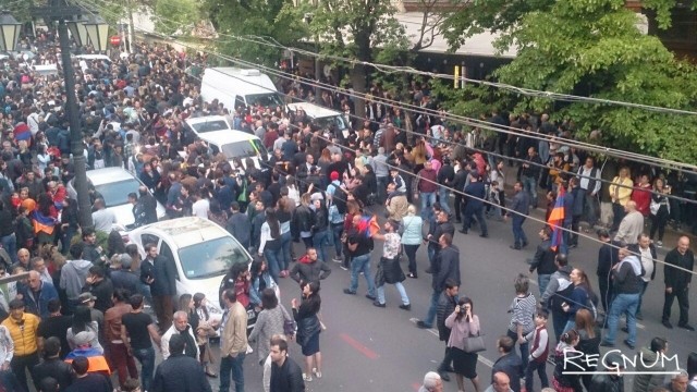 Президент Армении Армен Саркисян своим указом принял отставку правительства 