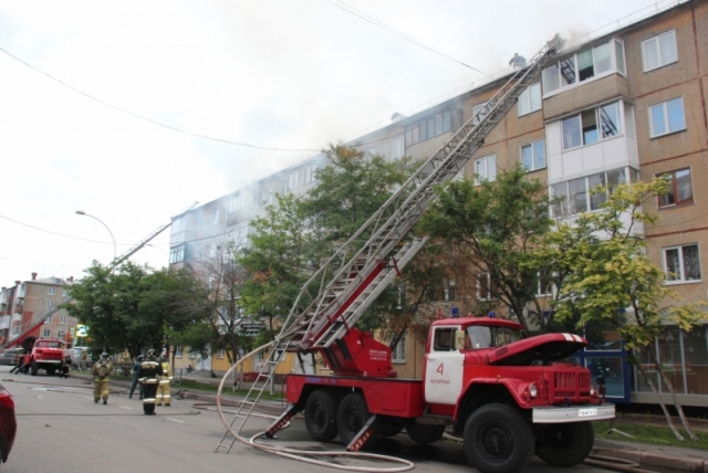 В Кемерово жильцы дома, где произошёл пожар, приводят квартиры в порядок