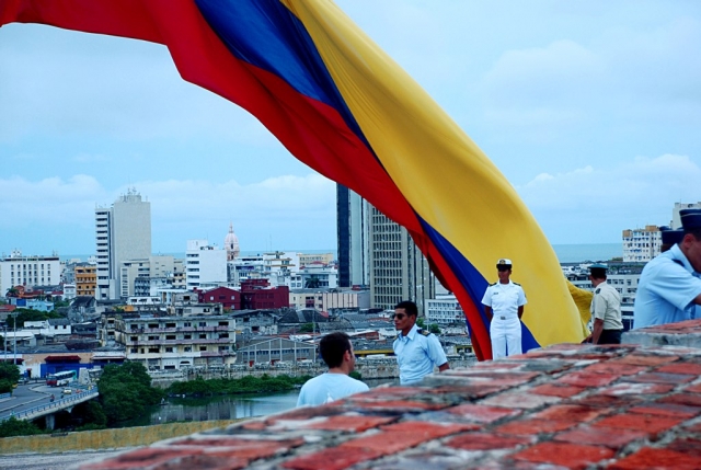 Флаг Колумбии у крепости Кастильо-Сан-Фелипе-де-Барахас. Колумбия