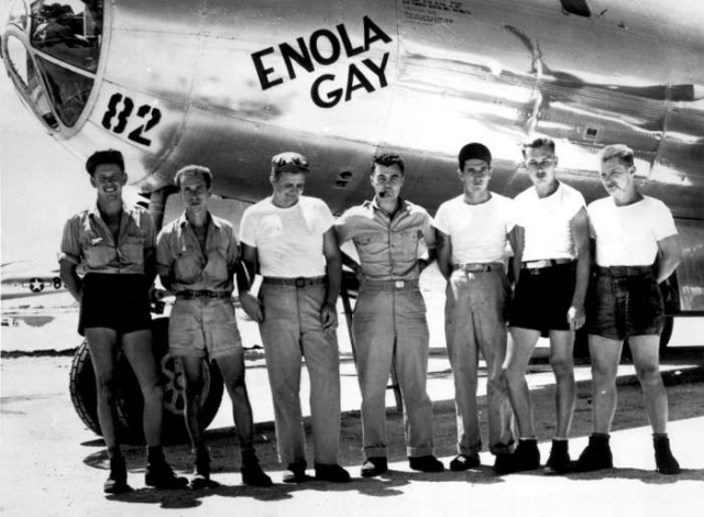 Экипаж американского бомбардировщика Б-29 Enola Gay позирует возле своего самолета