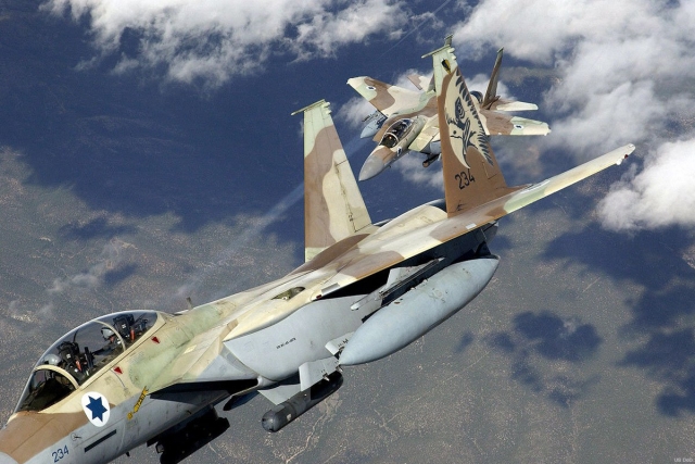 В секторе Газа авиация Израиля нанесла удары по 12 объектам палестинцев