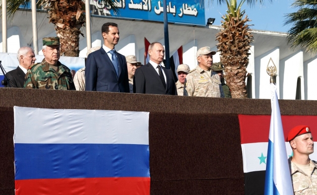Владимир Путин во время посещения авиабазы Хмеймим в Сирии 