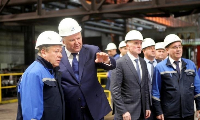 Николай Цуканов и Борис Дубровский во время посещения Челябинского металлургического комбината 