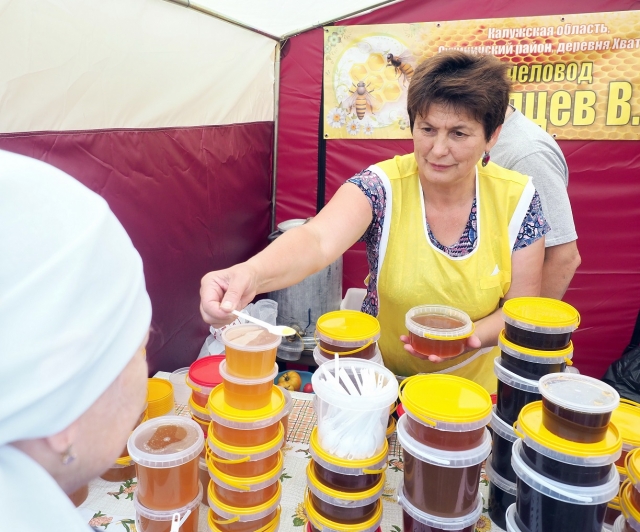 В Калуге открылась ежегодная августовская ярмарка мёда