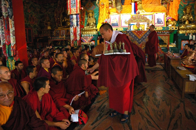 Панчен-лама 11-й провел церемонию поклонения на озере в китайском Тибете