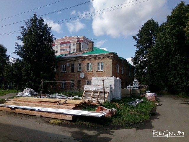 Капремонт по-ярославски: крыши опять оставили на сезон дождей