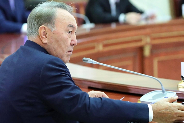 Назарбаеву предложили в два раза повысить зарплату чиновникам