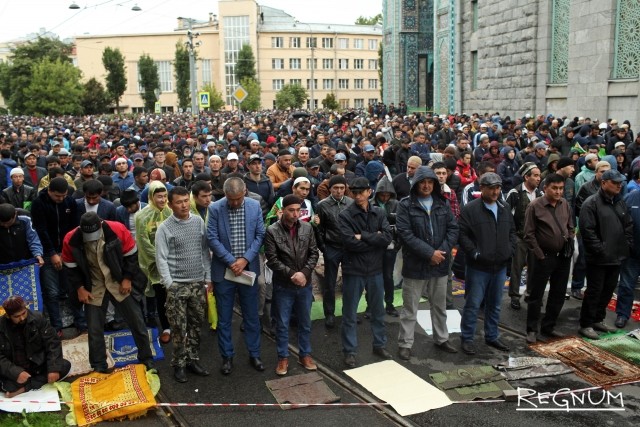 Более 100 тыс. человек отметили Курбан-байрам у Соборной мечети Петербурга