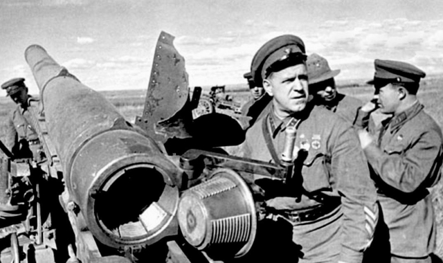 Жуков на артиллерийской позиции. Халхин-Гол. Август 1939