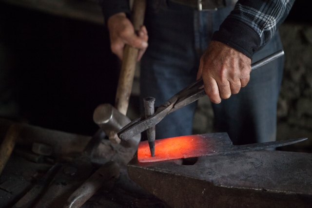 Зейнал украшает традиционный стальной нож