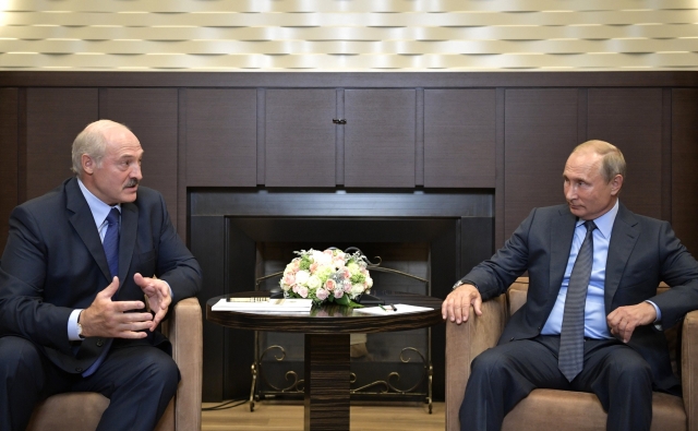 Владимир Путин и Александр Лукашенко на встрече в Сочи 