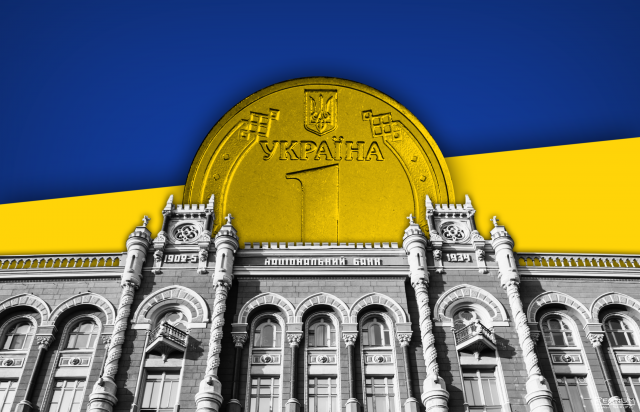 Парадом и патриотическим пафосом Украину отвлекли от нового долга — эксперт