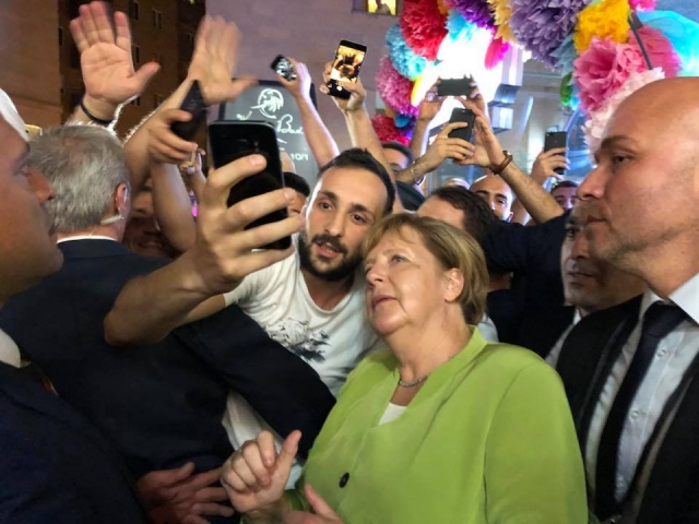 Армянский Facebook захлестнули селфи с Ангелой Меркель