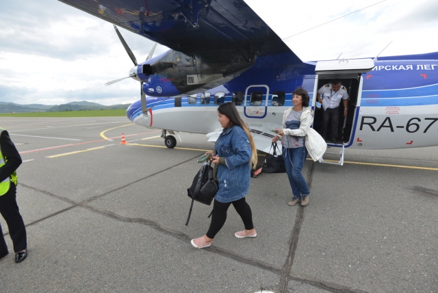 Пассажиры Сибирской авиакомпании («СиЛА») и самолет L-410 в аэропорту Горно-Алтайска