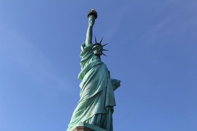 Взрыв у статуи Свободы в Нью-Йорке. Более трех тысяч человек эвакуированы