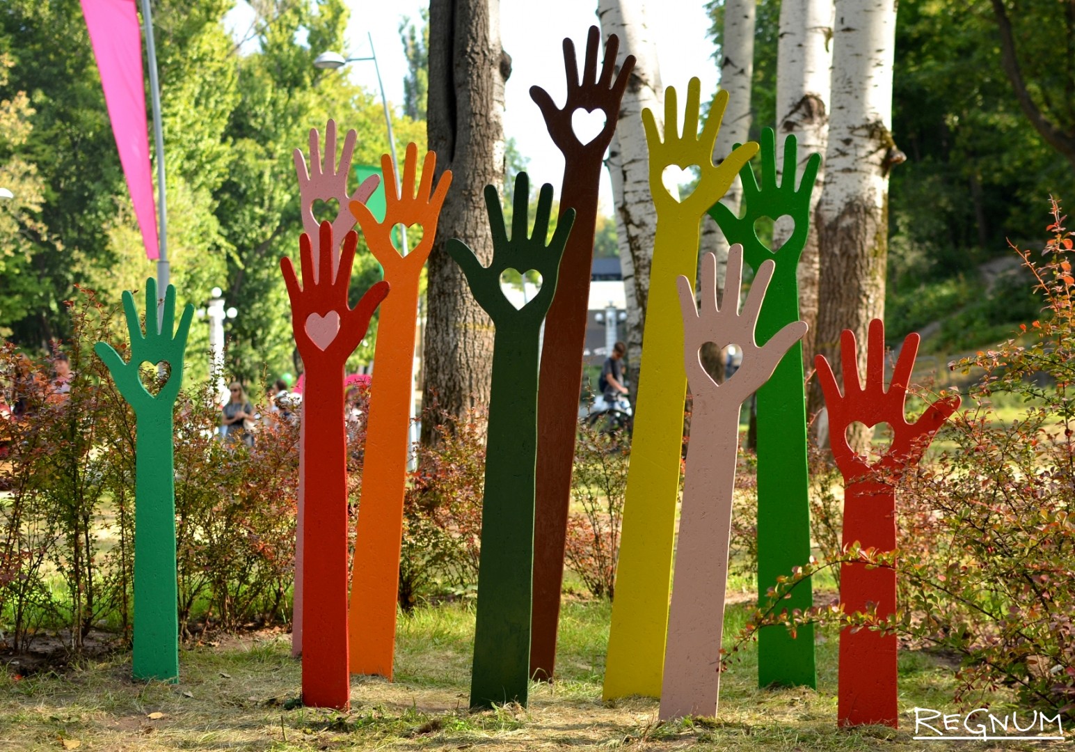 Лес рук — символы волонтерского движения