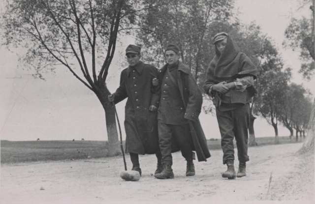 Белорусские солдаты польской армии расходятся по домам. 1939