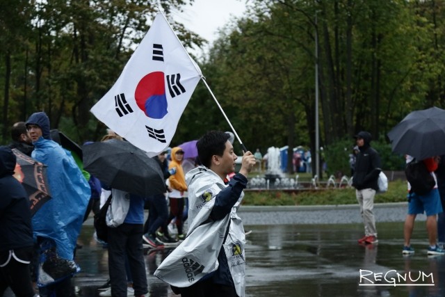 42 км осени: 30 тыс. москвичей вышли под дождь, чтобы пробежать марафон