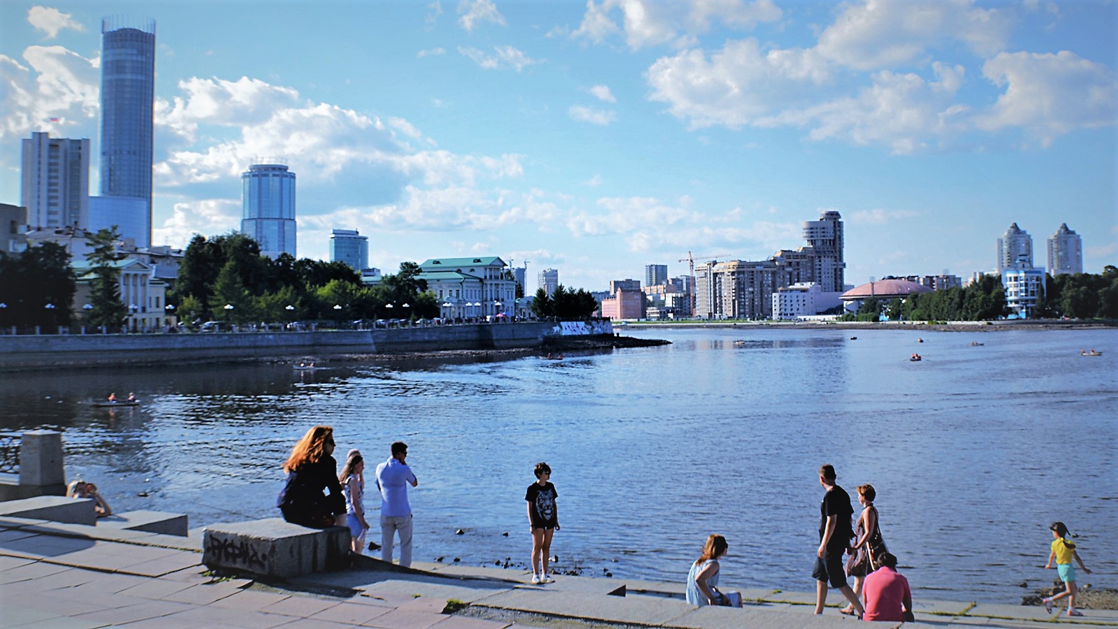 Водоемы екатеринбурга. Екатеринбург Центральный пруд. Городской пруд Екатеринбург. Город Екатеринбург набережная. Екатеринбург центр набережная реки.