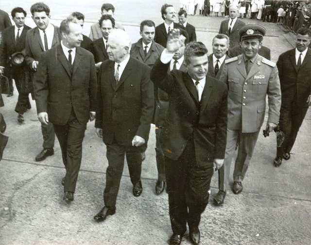 Александр Дубчек — слева в первом ряду, Людвик Свобода (в центре) и Николае Чаушеску (справа) во время визита в Чехословакию. 1968
