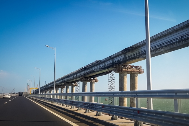Эксперт: Грузовое движение по Крымскому мосту важнее железнодорожного