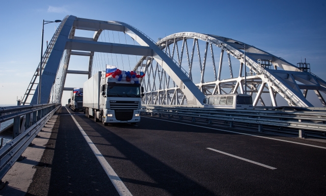 По Крымскому мосту проехали 1400 грузовых автомобилей