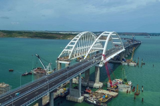 По Крымскому мосту за сутки проехало 2,2 тыс. грузовиков