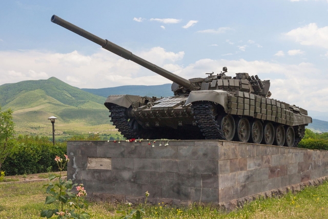 Степанакерт. Танк T-72 на постаменте 