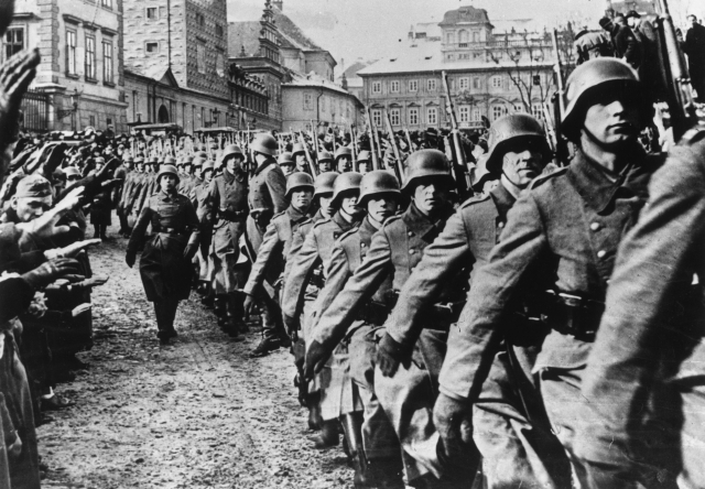 Немецкие солдаты маршируют по улицам Праги. Март 1939