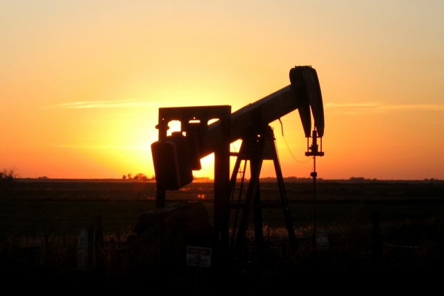 Цены на нефть удерживает противоречивость рынка