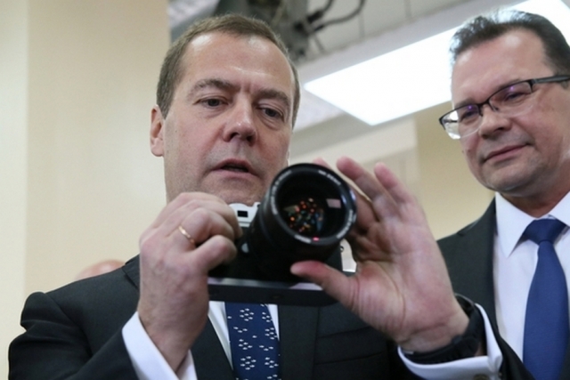 Медведев испытал новый фотоаппарат «Зенит», выпускаемый в России