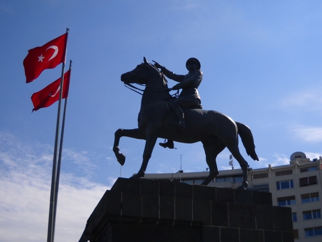 Статуя Ататюрка в Измире, Турция 