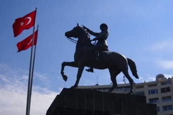 Статуя Ататюрка в Измире, Турция
