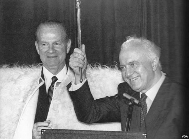 Джеймс Бейкер (слева) и Эдуард Шеварднадзе в 1992 году