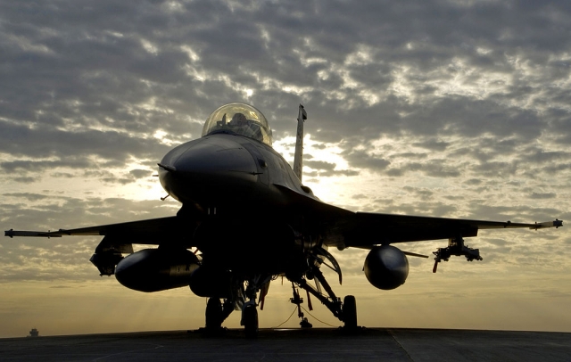 На военной базе в Бельгии сгорел истребитель F-16, двое военных пострадали