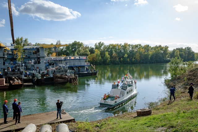 Победа судостроителей: в Ростовской области спущен на воду промерный катер