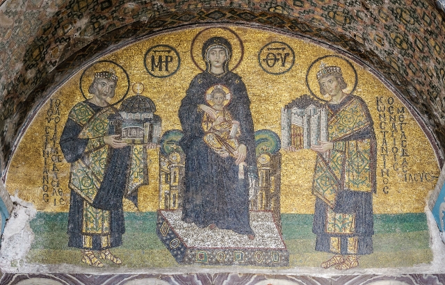 Императоры Константин и Юстиниан перед Богородицей. Фреска византийского периода в храме Святой Софии в Стамбуле
