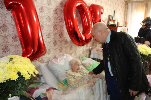 Глава самоуправления поздравил 105-летнюю калужанку
