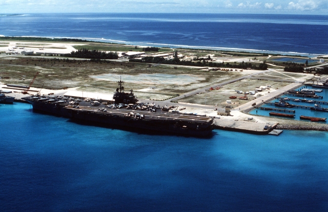 Американская военно-морская база на атолле Диего Гарсия. Авианосец «Саратога» ВМС США 