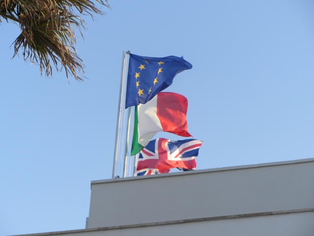 Флаги ЕС, Италии и Великобритании 