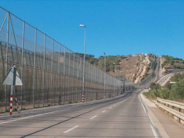 Мелилья. Стена, построенная для защиты от нелегальных иммигрантов из Марокко