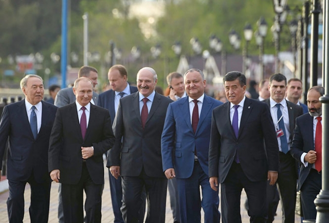 Участники заседания Высшего Евразийского экономического совета 