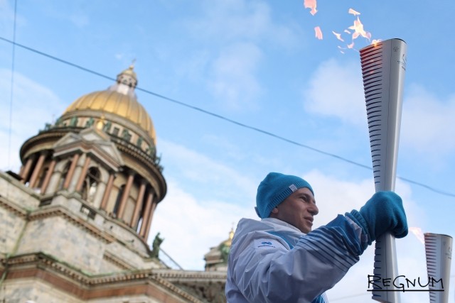 Огонь Универсиады в Красноярске подсветил серый день в Петербурге